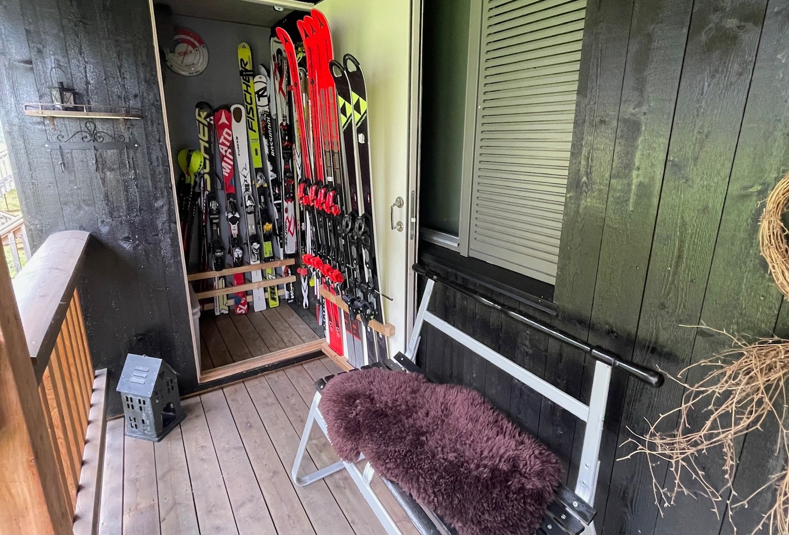 Det ble bygget en egen skibod på svalgangen i 2015. Galleribilde