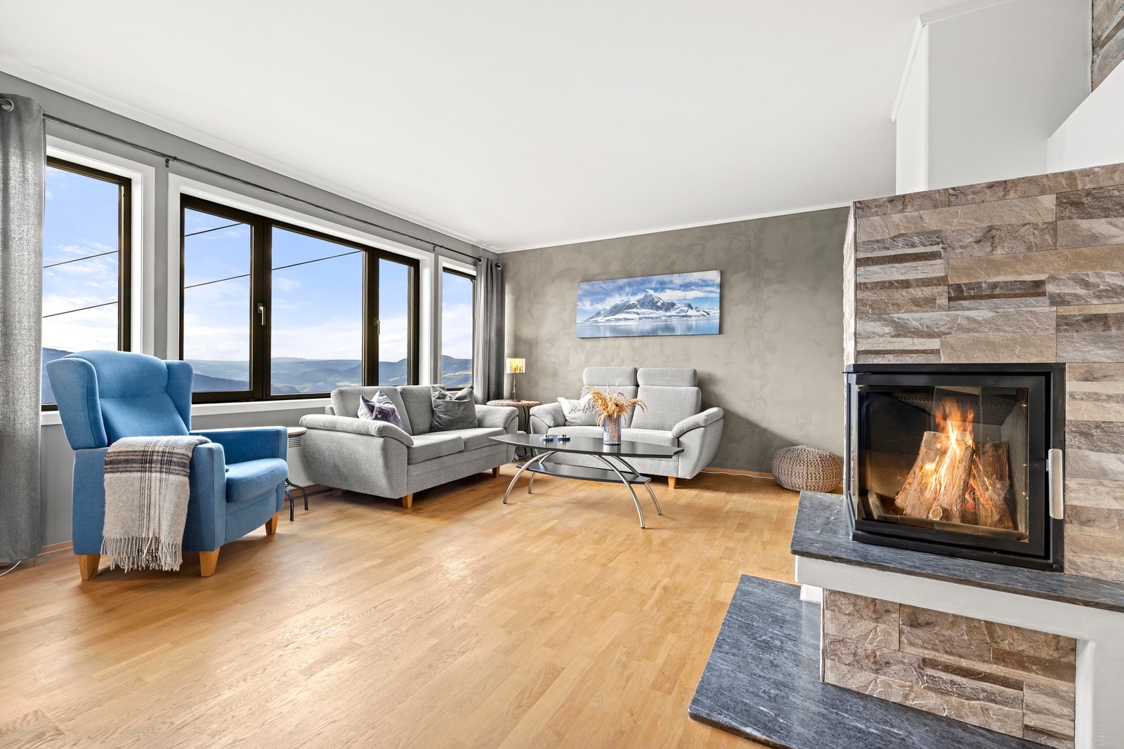 Stuen er et naturlig samlingspunkt med store vindusflater som rammer inn den spektakulære utsikten. Galleribilde