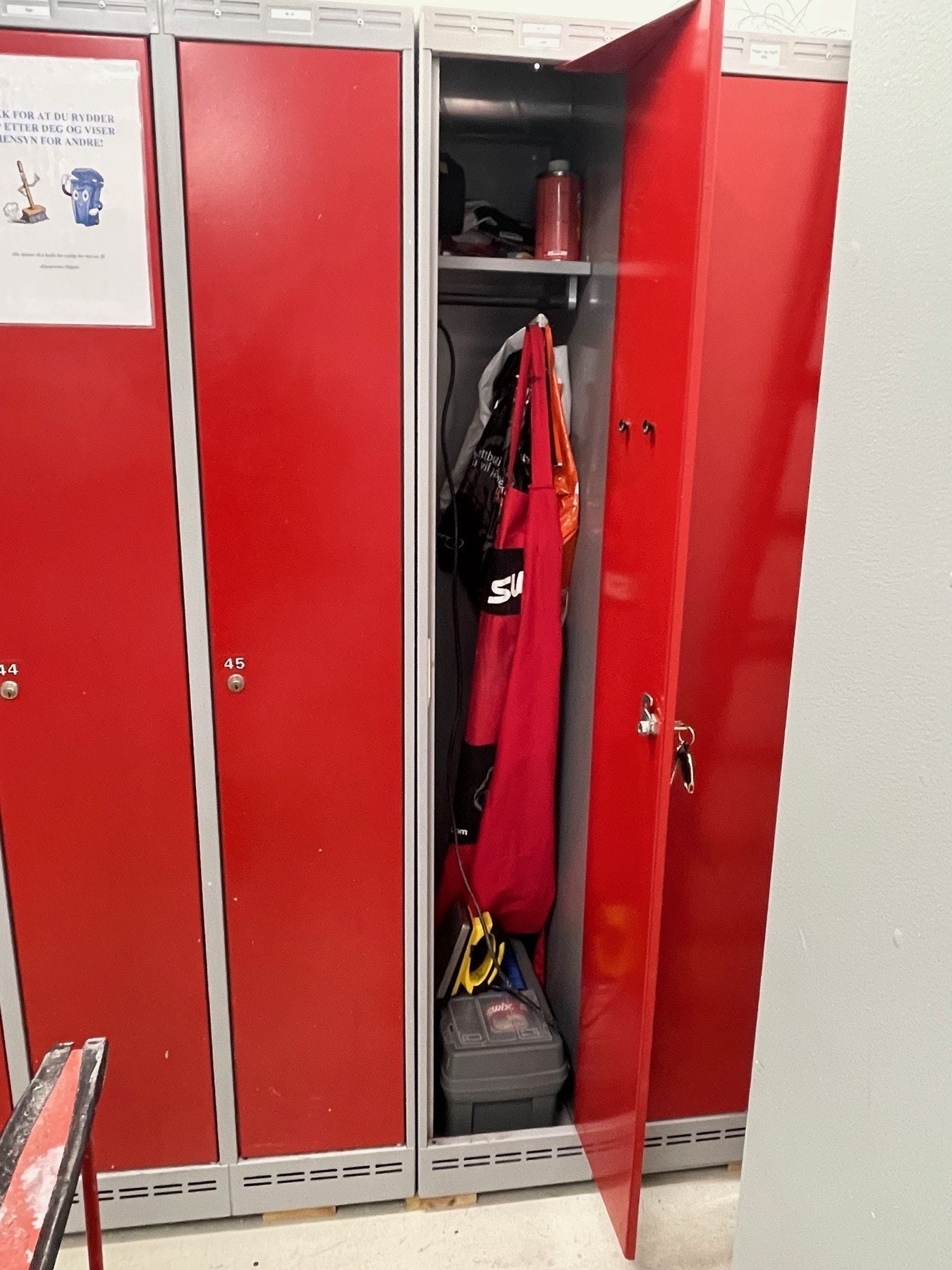 Skapplass i smøreboden gir enkel oppbevaring av klær og utstyr. Galleribilde