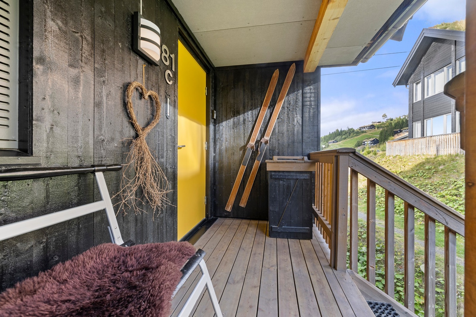 Hyggelig og overbygd inngangsparti som skjermer godt mot vær og vind, spesielt praktisk i vinterhalvåret. Galleribilde