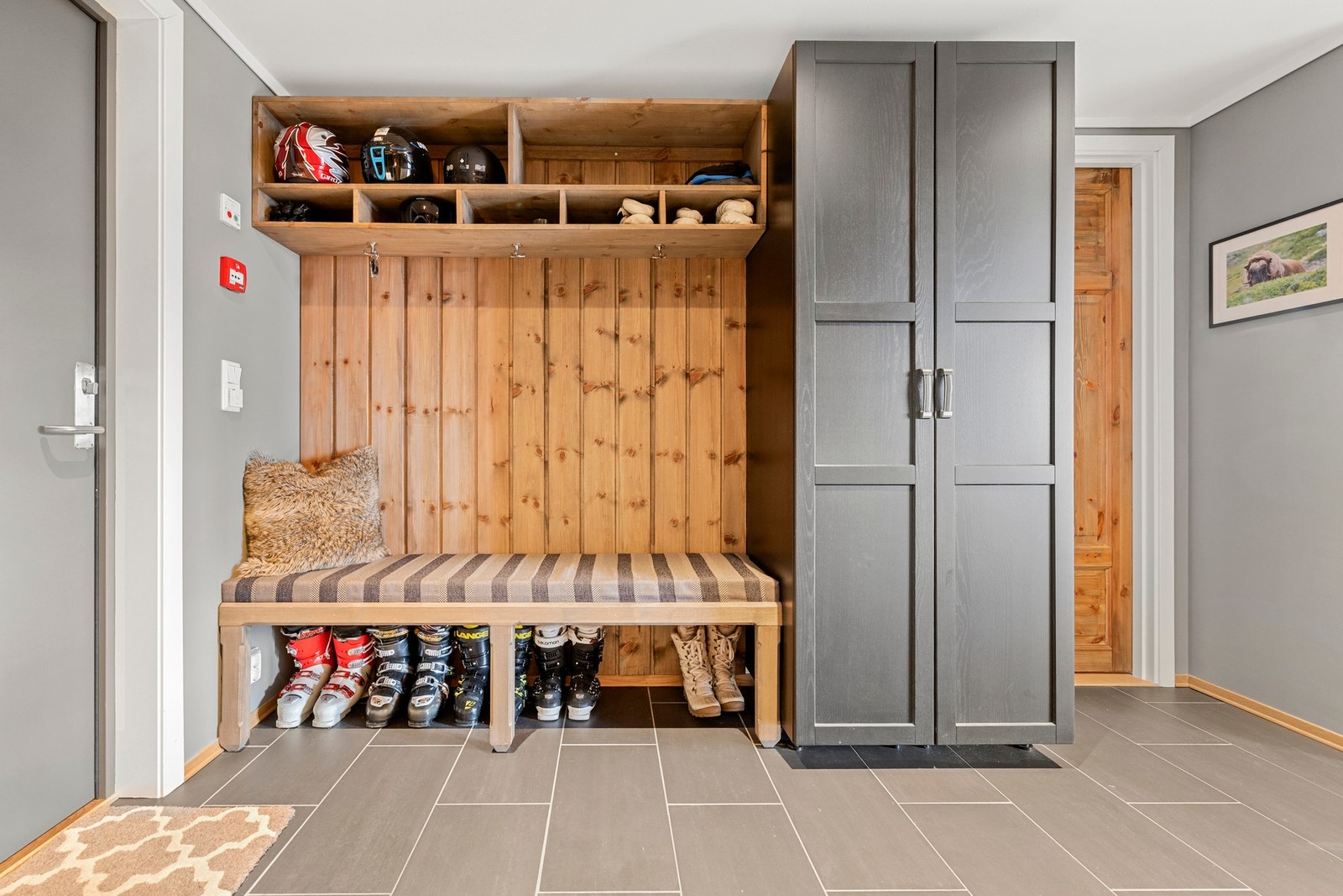 Romslig løsning med god plass til sko, sportsutstyr og oppheng av ytterklær. Galleribilde