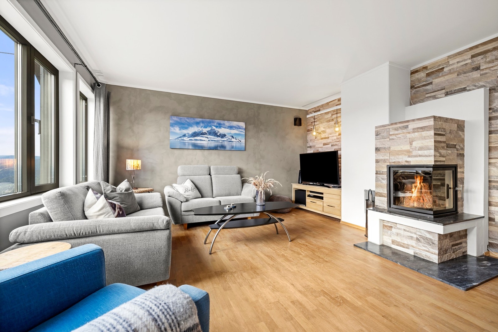 Gjennomgående lyse overflater skaper en tidløs og moderne stil. Galleribilde