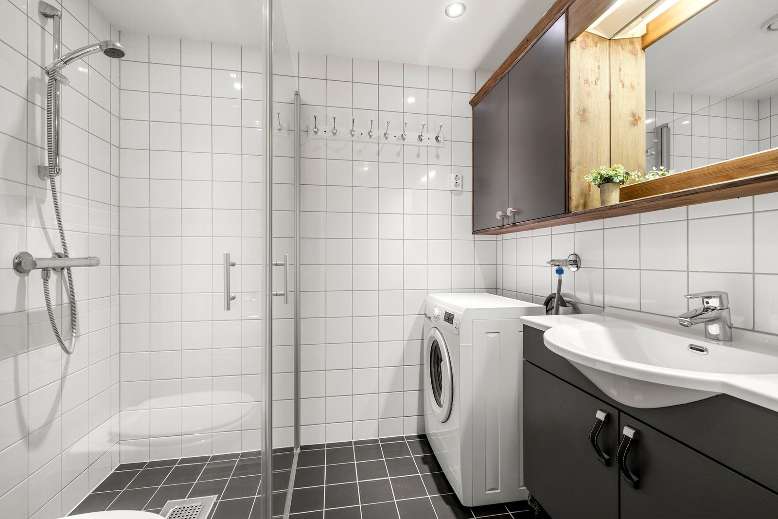 Stilrent og tidløst bad med fliser på både gulv og vegger, samt gulvvarme. Galleribilde