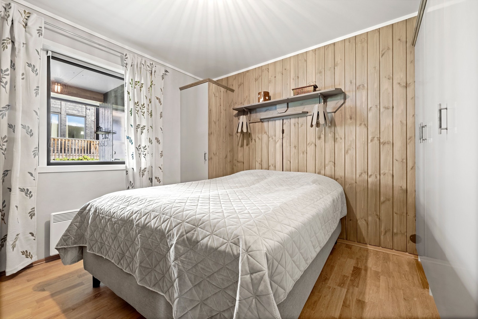 Hovedsoverommet fremstår romslig og praktisk med god plass til dobbeltseng og nattbord. Galleribilde