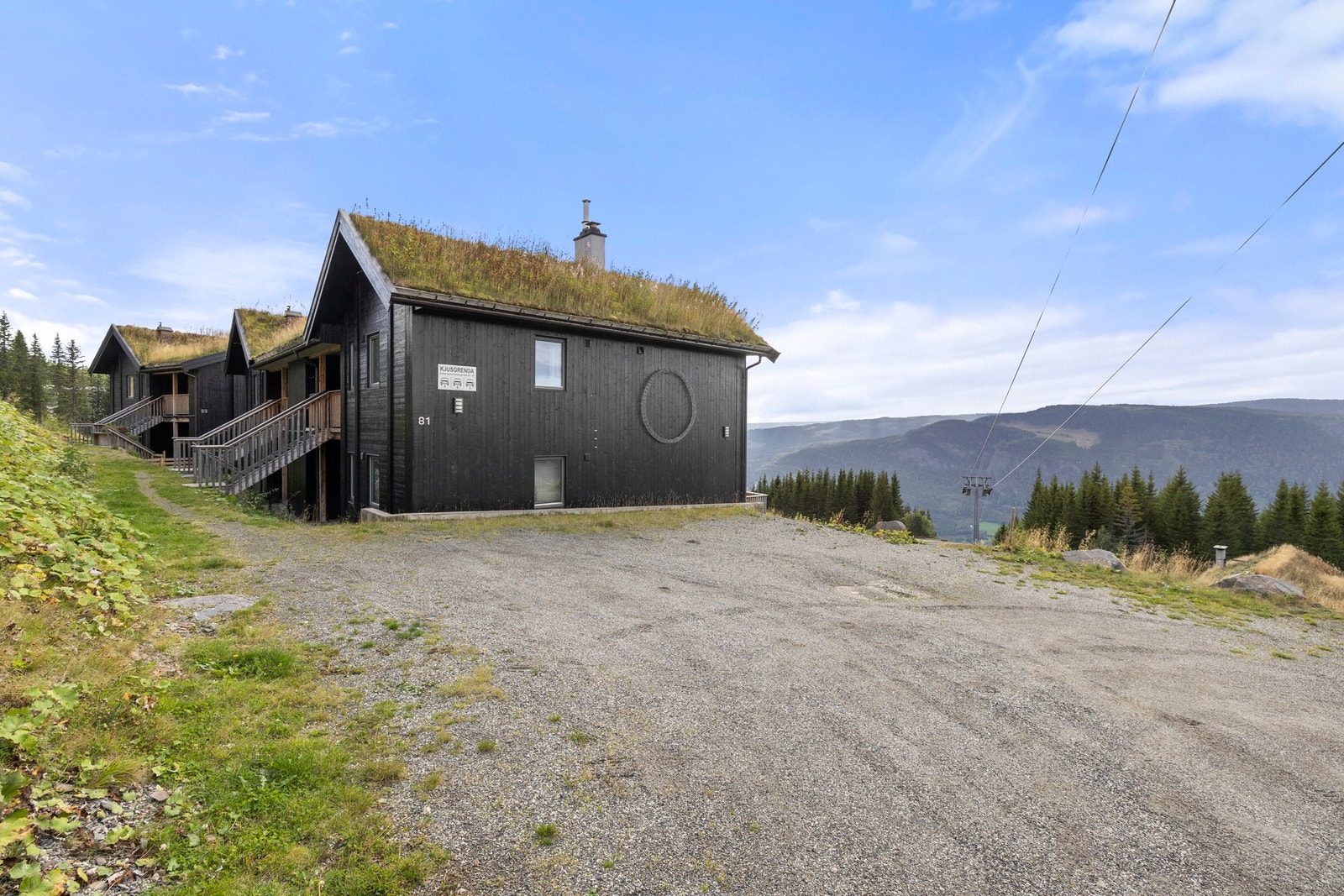 Ved siden av bygget er det en felles grusplass til gjesteparkering. Galleribilde