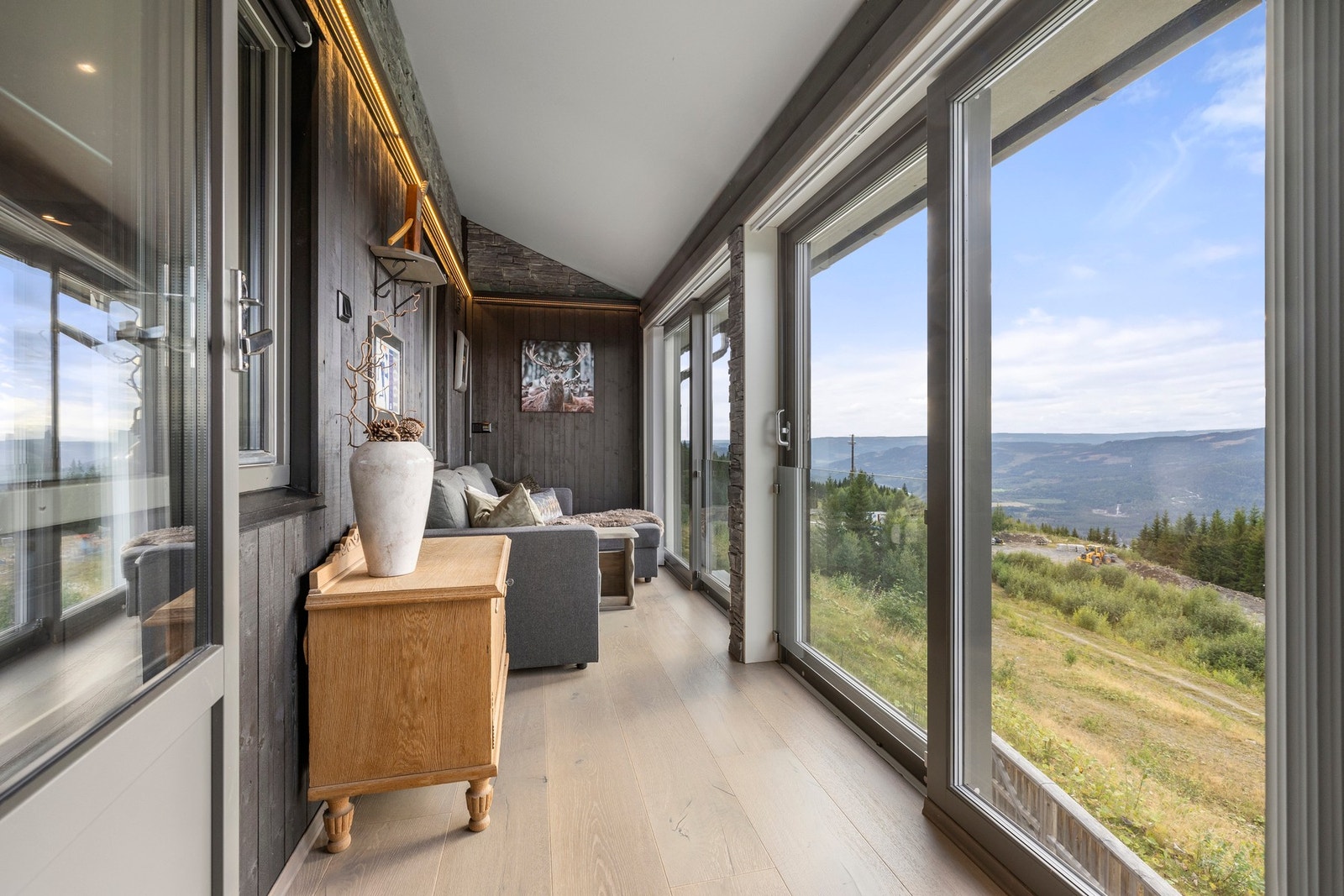 Den innglassede balkongen ble bygget inn i 2017, isolert og oppgradert med store skyvedører. Galleribilde