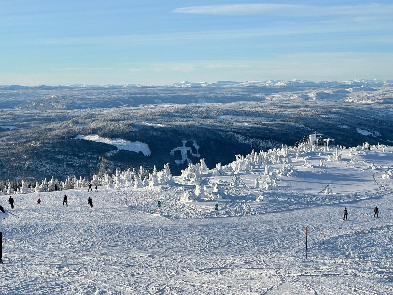 Eventyrlig vinterlandskap på toppene. Galleribilde