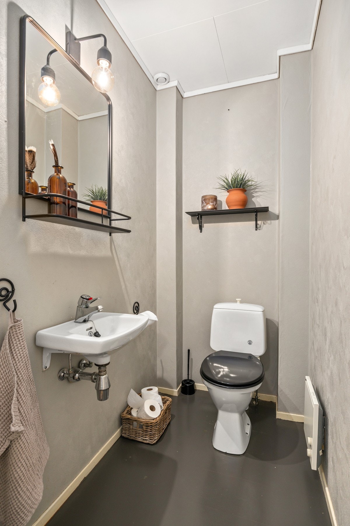 WC - 2 kvm. Utstyrt med toalett og servant Galleribilde