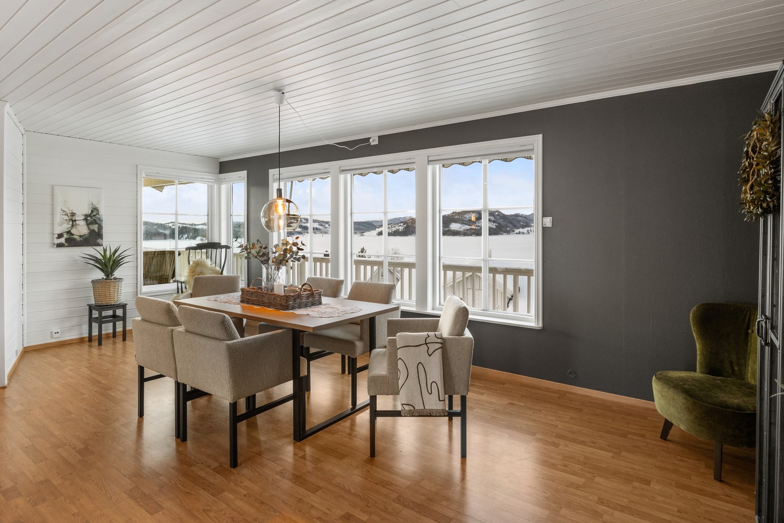 Ved spisestuen har man vakker utsikt over Beitstadfjorden! Galleribilde