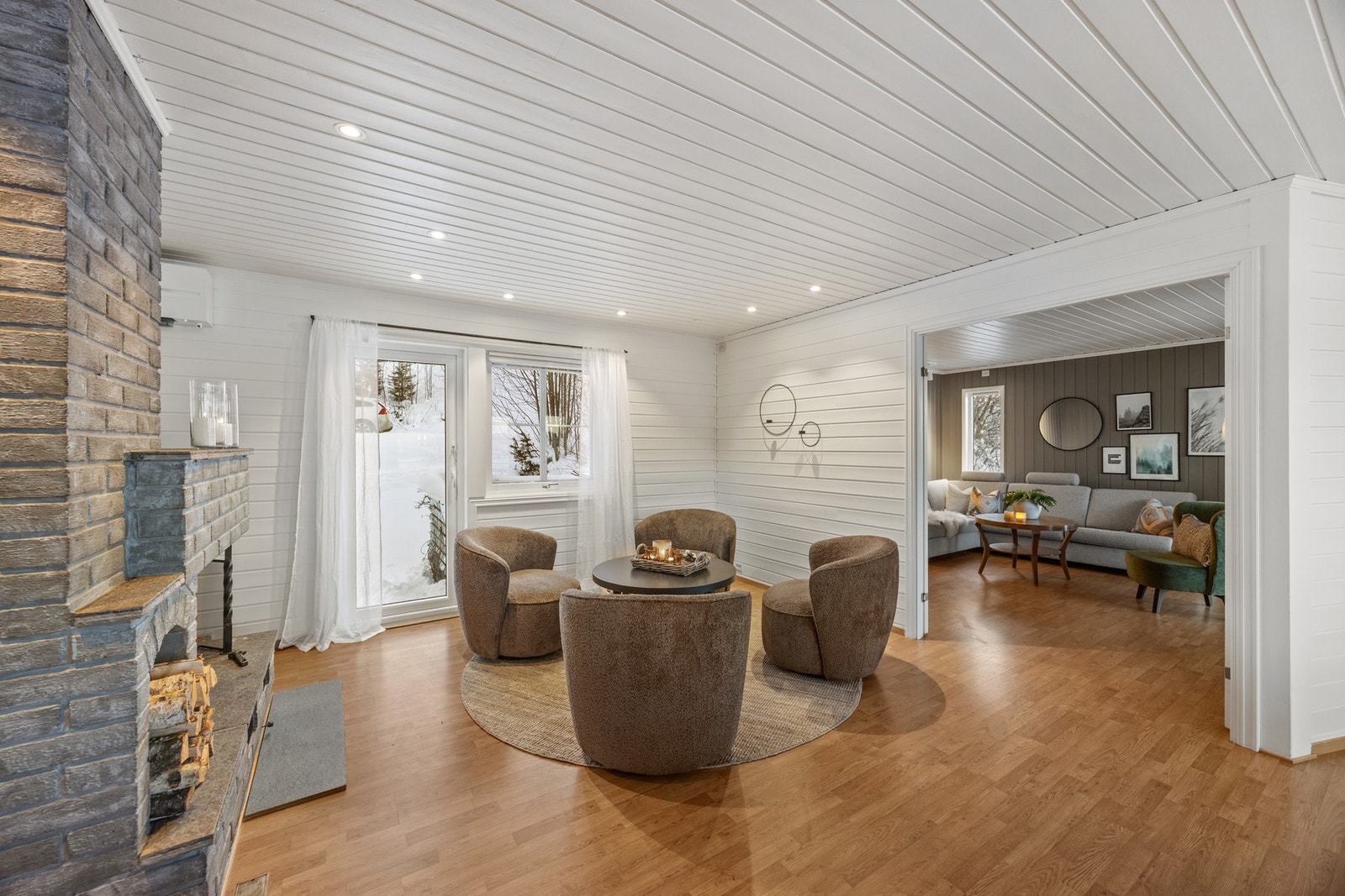 Boligen har oppvarming fra vedfyring, elektrisitet og varmepumpe Galleribilde