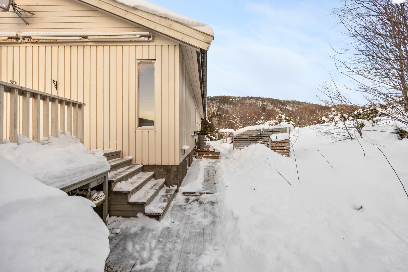 Videre adkomst til uteområde på baksiden av huset Galleribilde