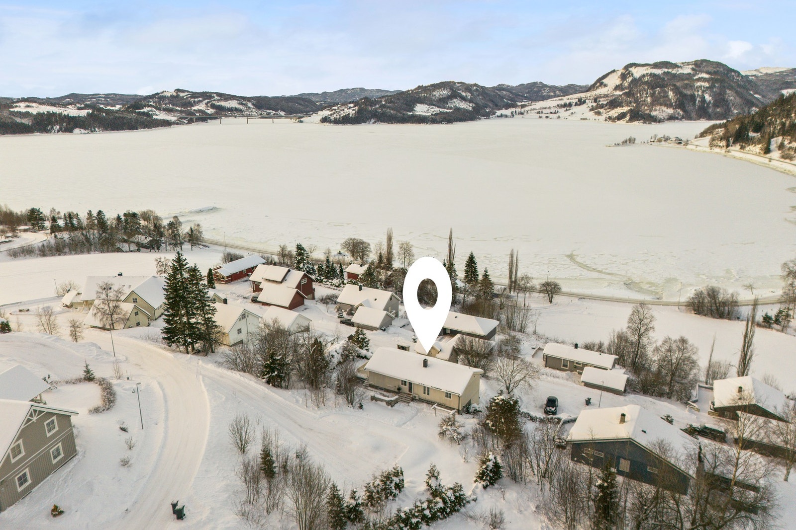 Selger eier tomten som ligger på oversiden av eiendommen. Tomten inngår ikke i salget. Tomten kan kjøpes etter nærmere avtale. Galleribilde