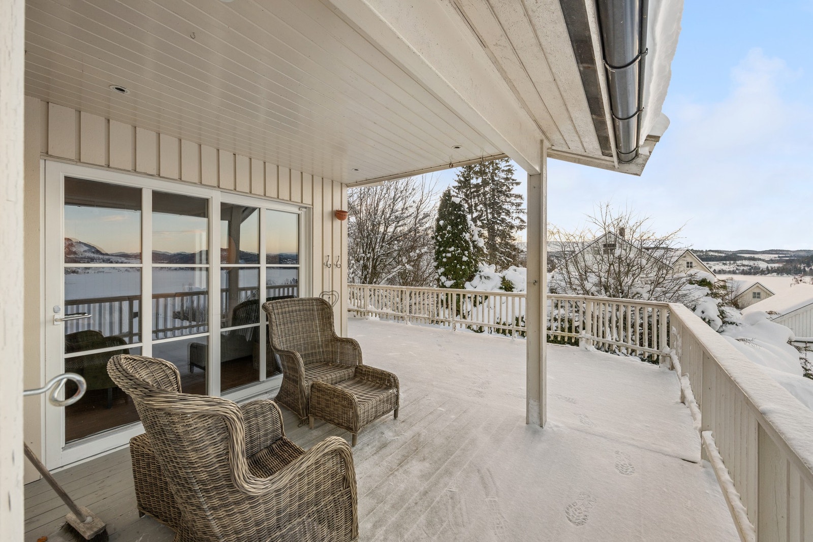 Deler av terrassen er takoverbygd med downlights Galleribilde