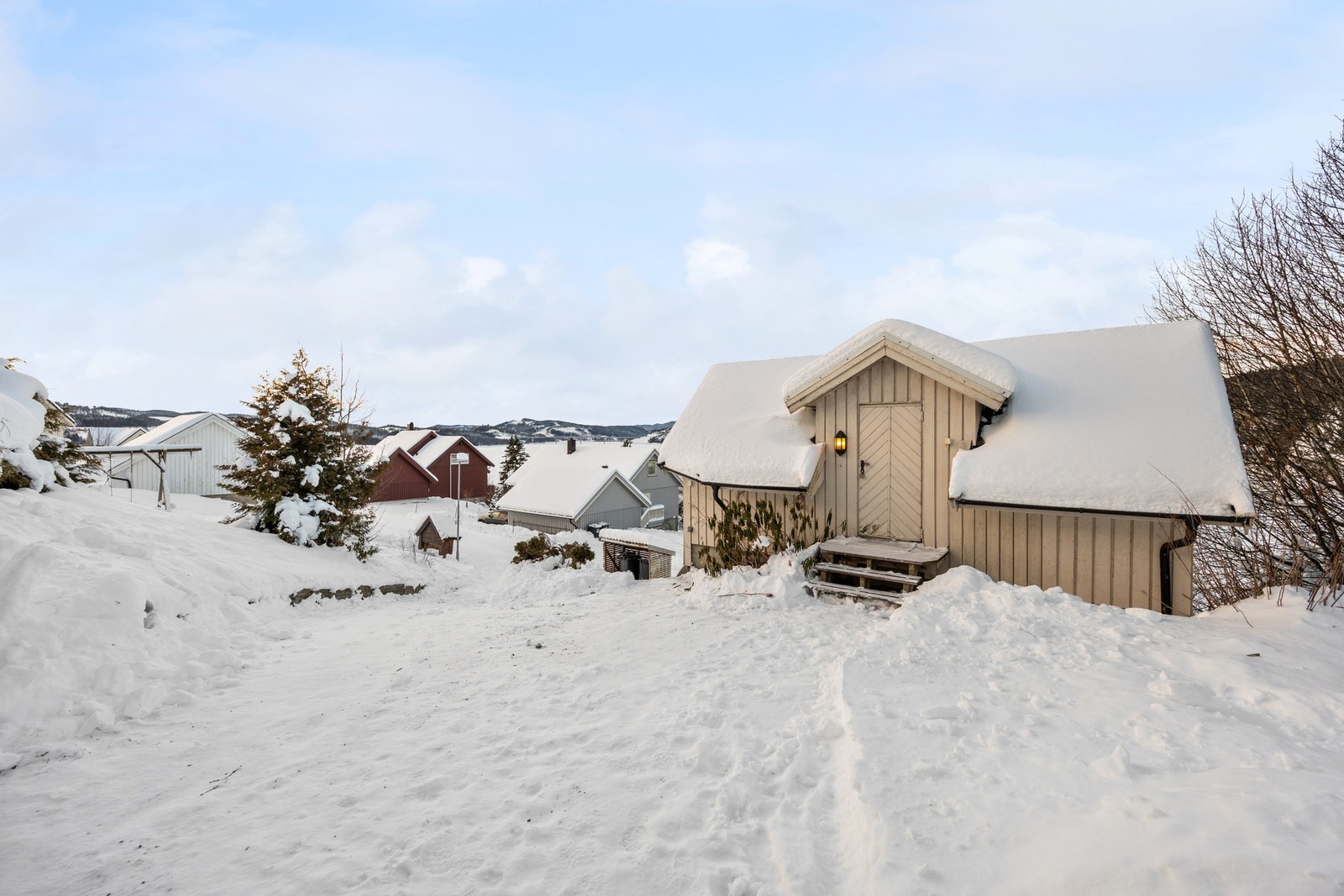 Det er i tillegg bod i loftrommet med ca 17 kvm gulvareal (lav takhøyde). Galleribilde