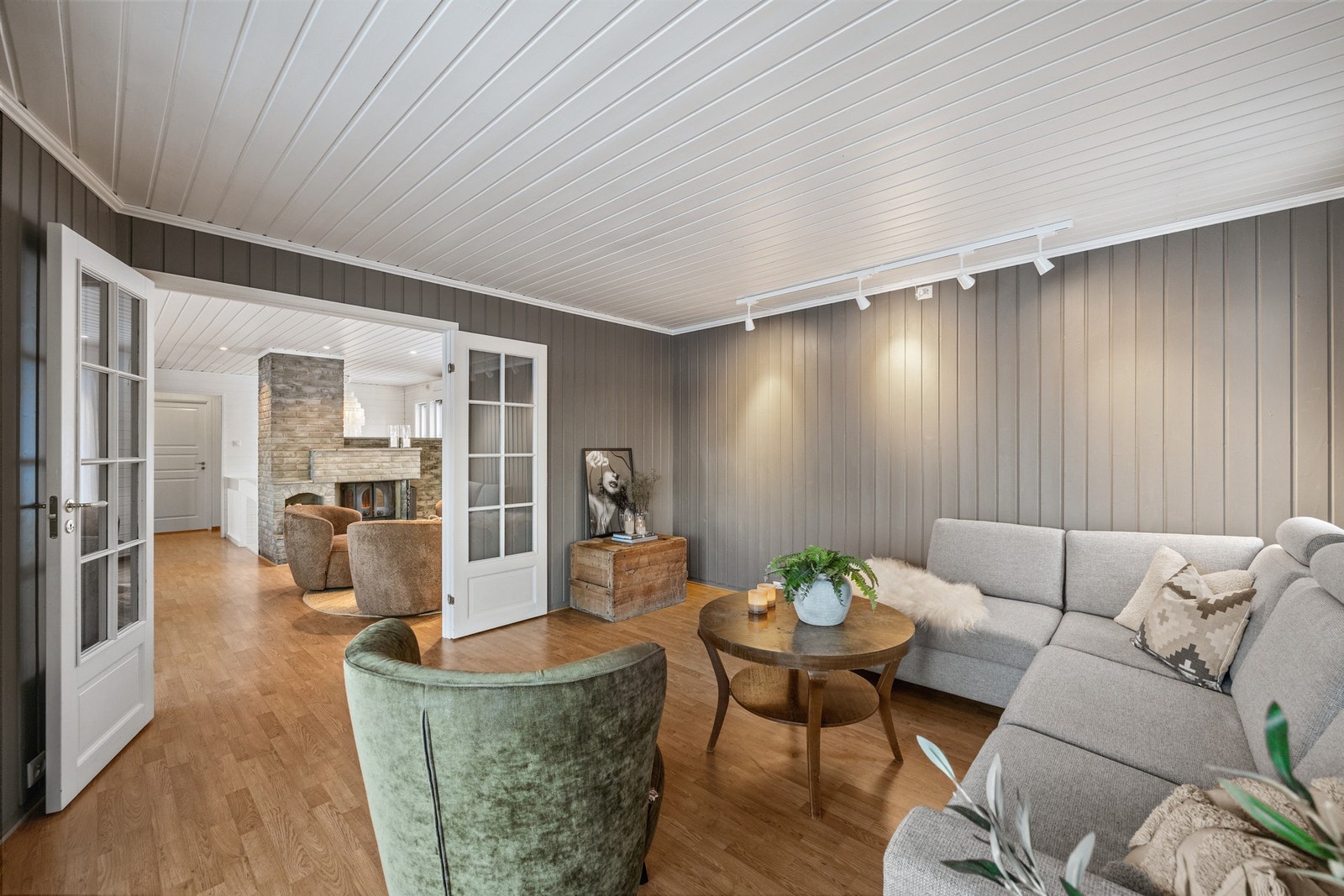 Dobbeldør inn til den innerste stuen som måler 17 kvm. Galleribilde