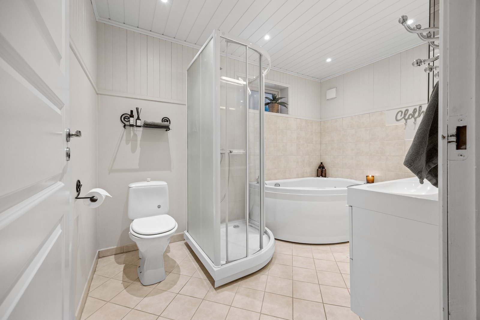 Bad - 7 kvm. Flislagt gulv med varme. Downlights. Galleribilde