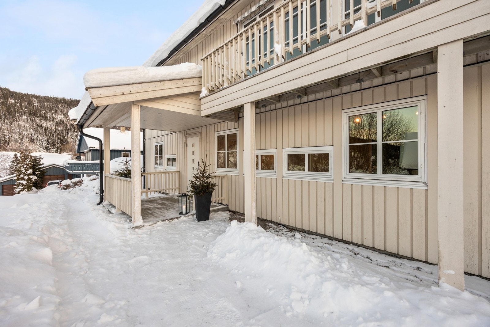 Inngangsparti med takoverbygd platting Galleribilde