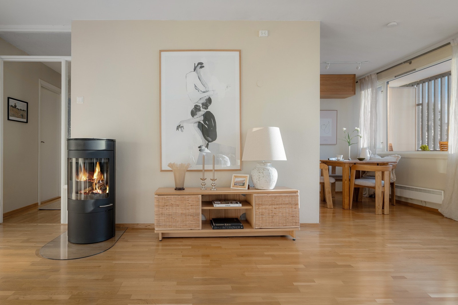 Fra stuen er det adkomst til boligens kjøkken i en åpen, men likevel adskilt løsning. Galleribilde