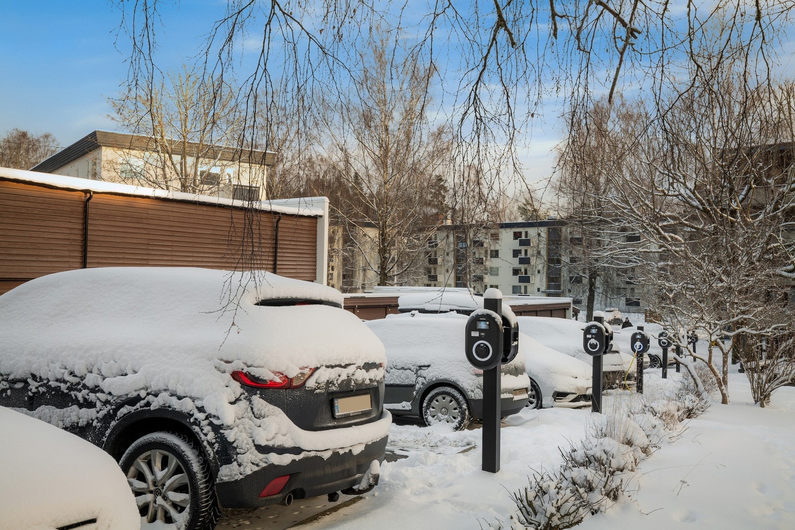I bakgården er det etablert felles ladepunkt for el-bil. Galleribilde