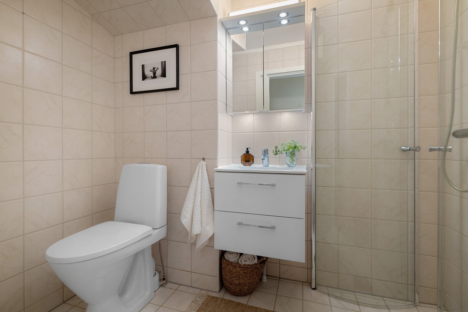 Tidløst bad fra 2005. Ny do, vask og overskap fra 2023. Galleribilde