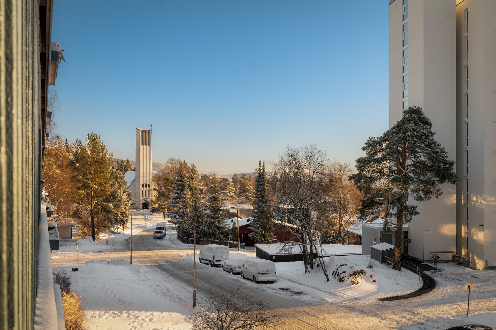 Balkongen vender mot syd og har gode solforhold gjennom store deler av dagen. Galleribilde