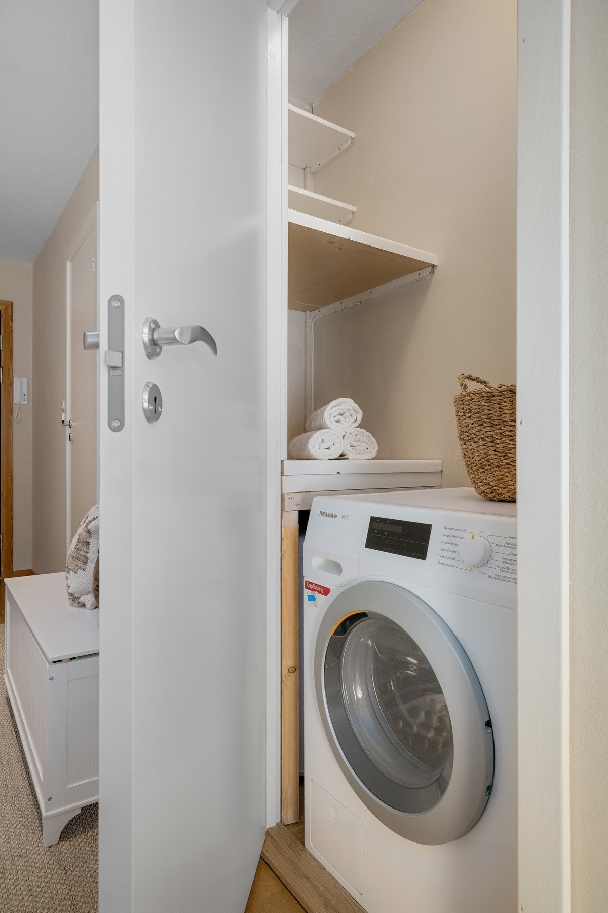Fra gangen er det adkomst til en praktisk innvendig bod med opplegg for vaskemaskin. Galleribilde