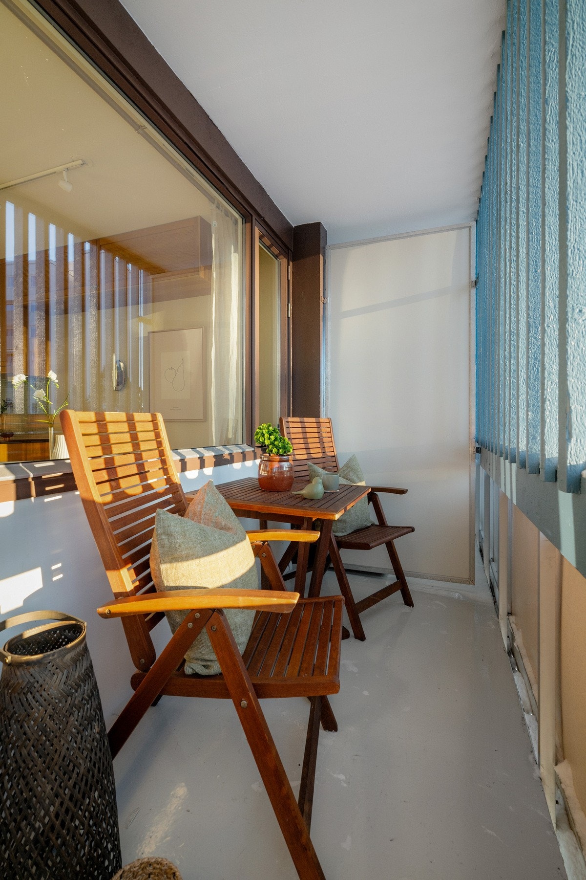 Balkongen har plass til utemøblement og beplantning, og er nylig blitt pusset opp i regi av sameiet. Galleribilde