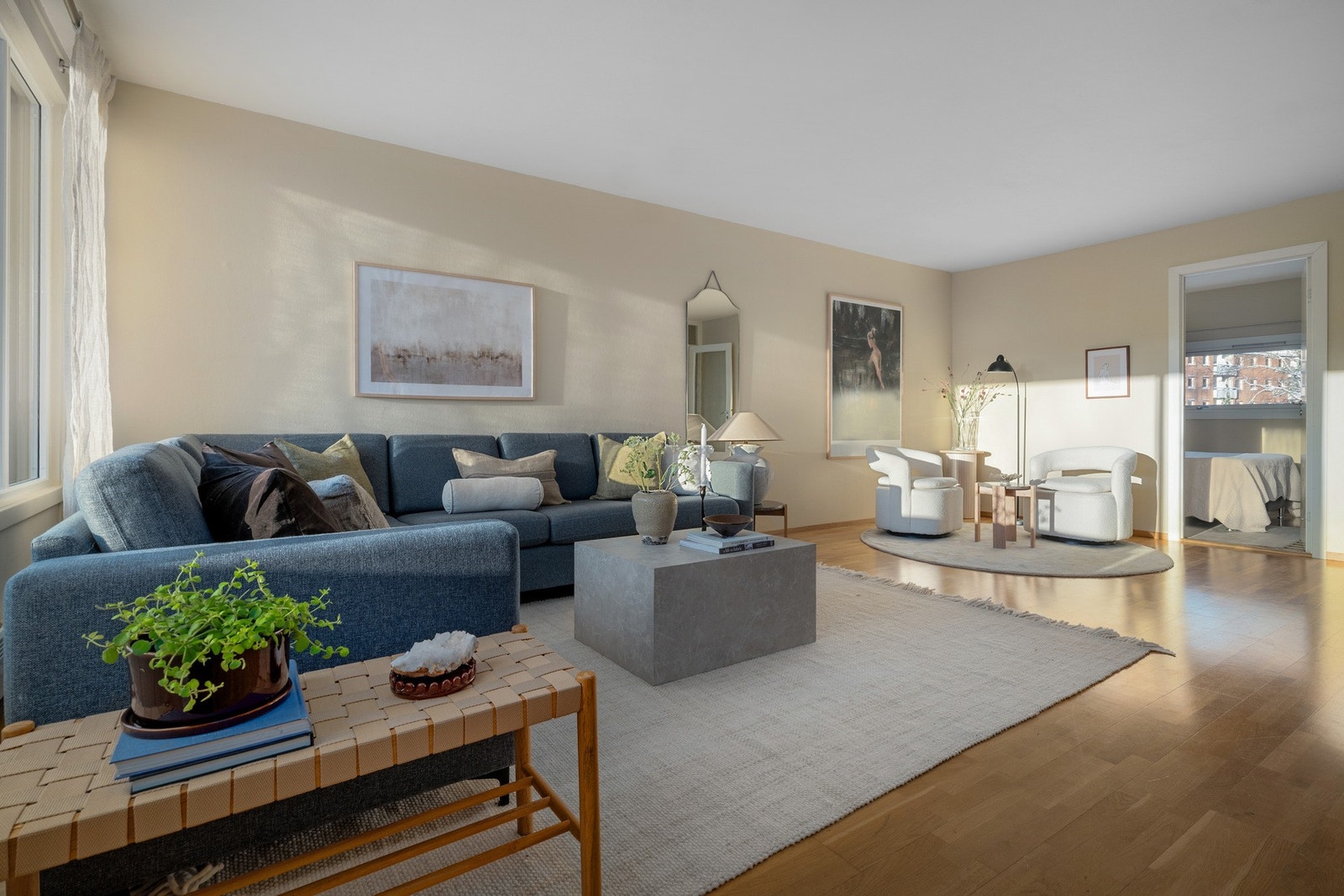 Planløsningen er tilrettelagt for sosial møblering og oppbevaring i flere soner. Galleribilde