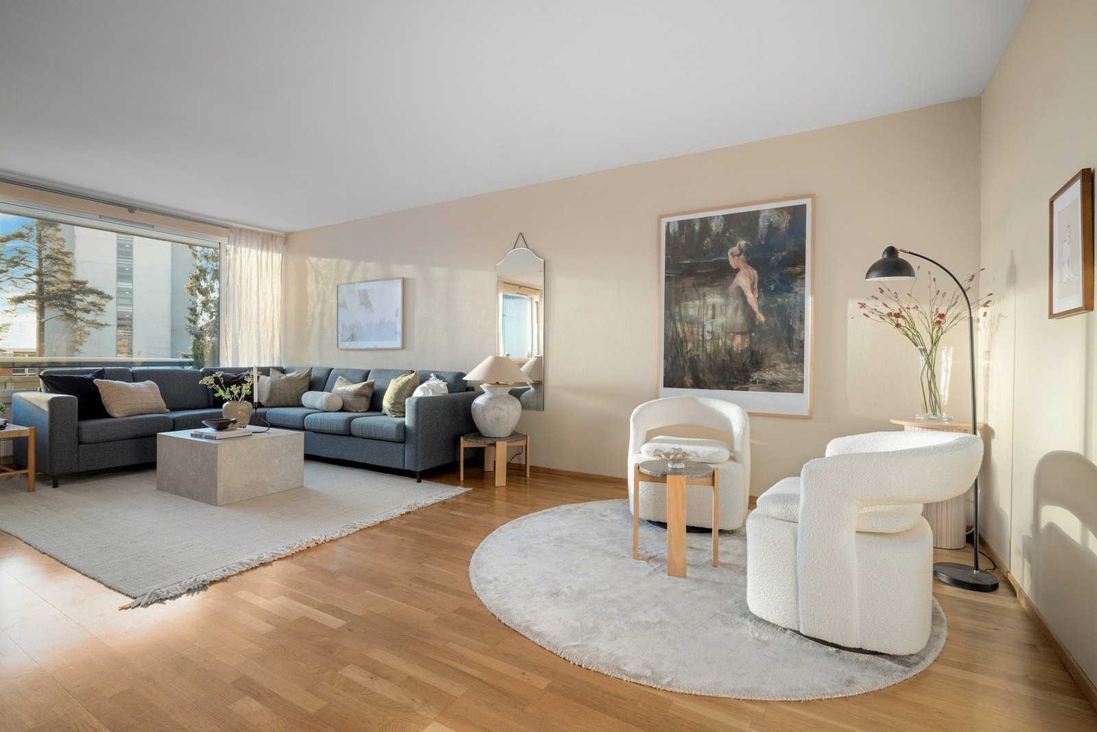 Den gjennomgående utformingen bidrar til en luftig atmosfære. Galleribilde