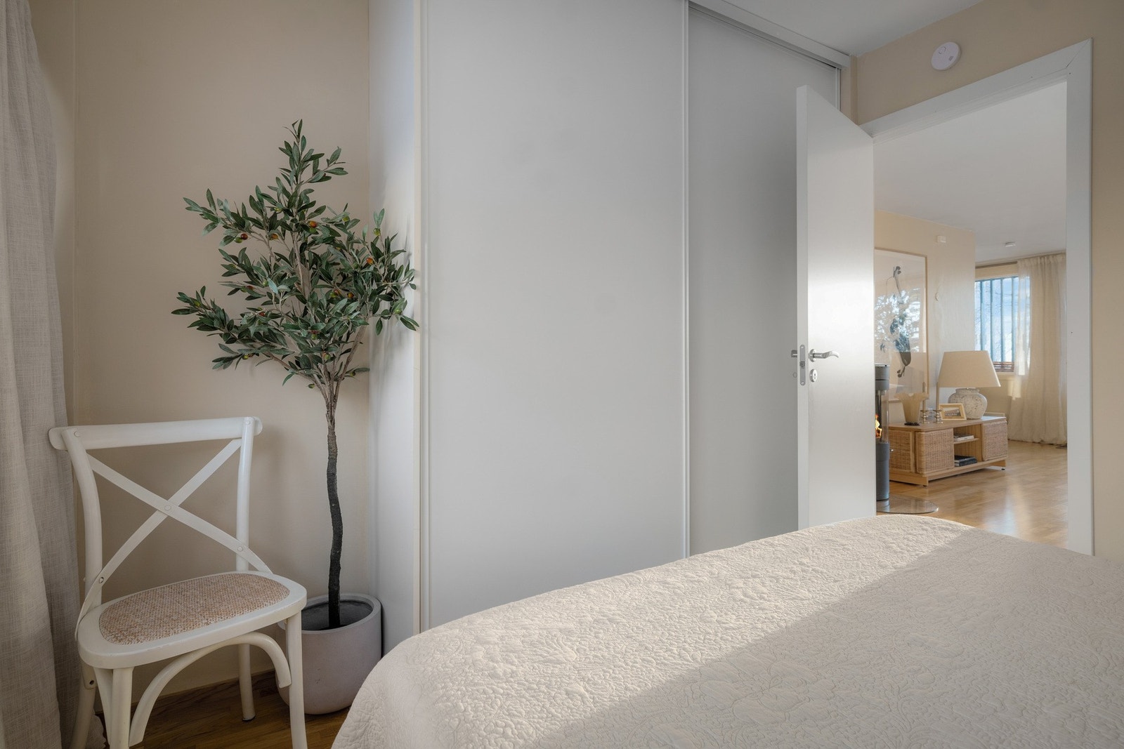 Rommet er innredet med en skyvedørsgarderobe. Galleribilde