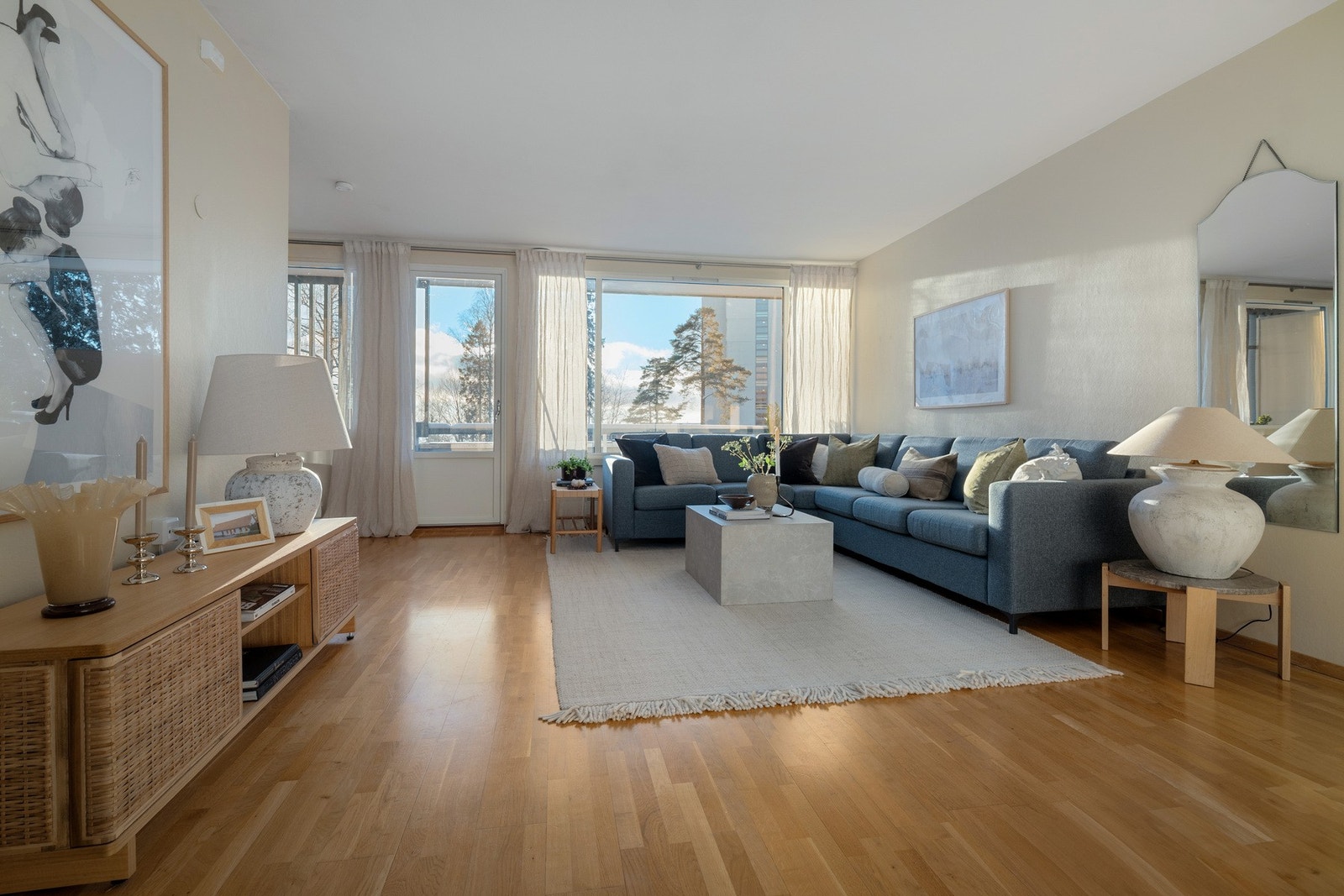 Boligen har en gjennomtenkt planløsning og meget gode lysforhold med store vindusflater. Galleribilde