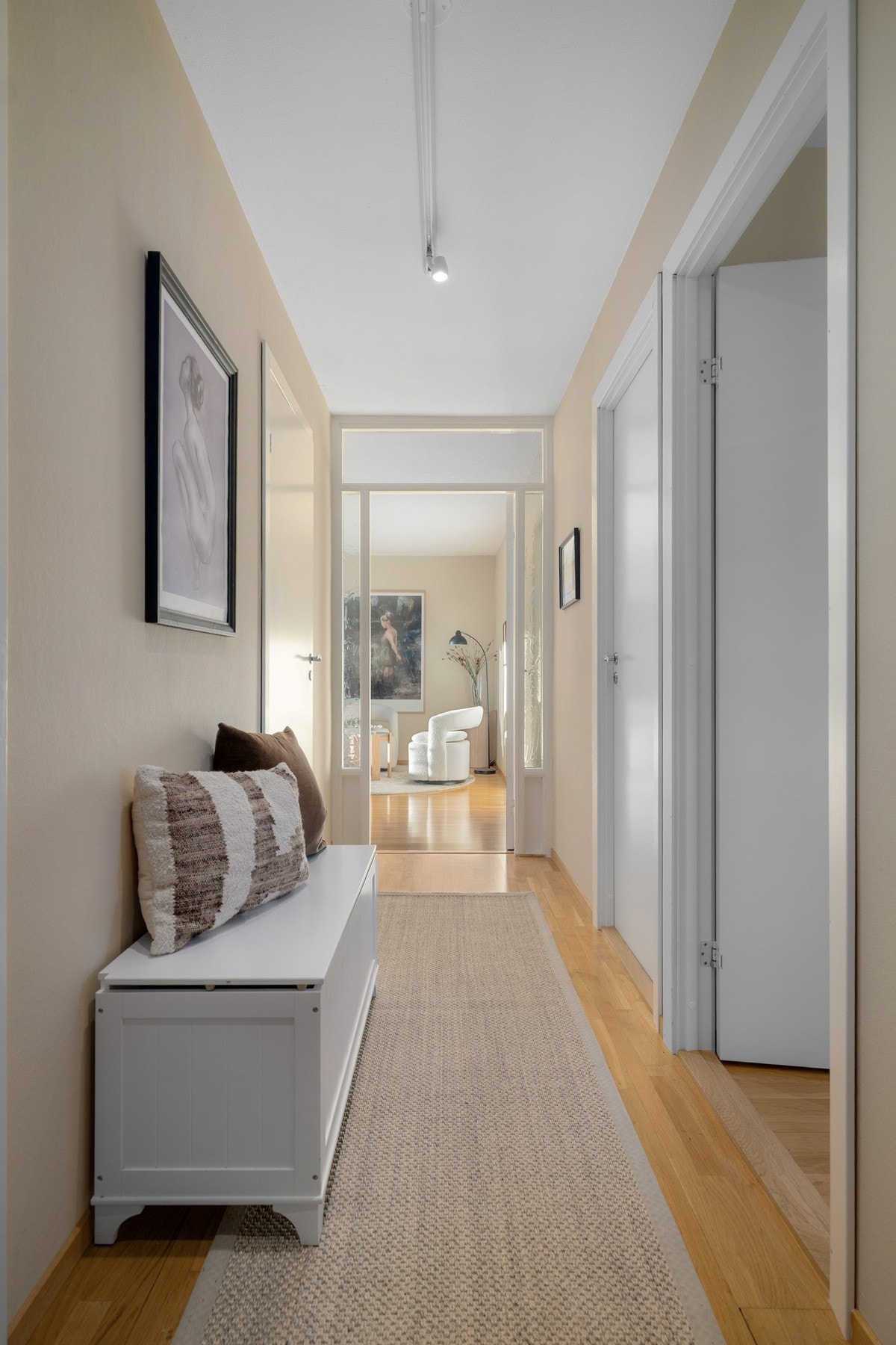 Det er god plass til oppbevaring av yttertøy og sko i skyvedørsgarderobe. Galleribilde