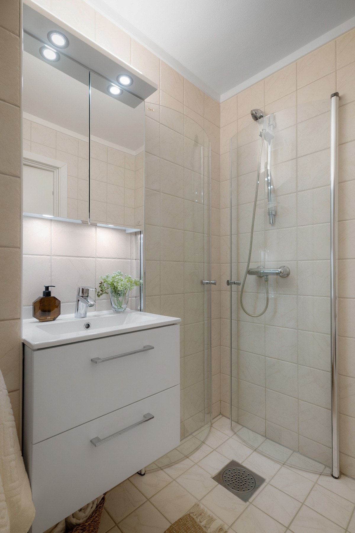 Gulvet er utstyrt med elektriske varmekabler. Galleribilde