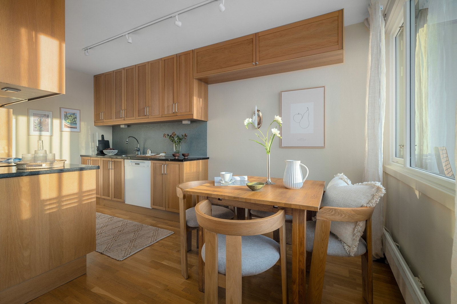 Kjøkkeninnredningen er velholdt, i varme trefarger og med inspirasjon fra skandinavisk design. Galleribilde