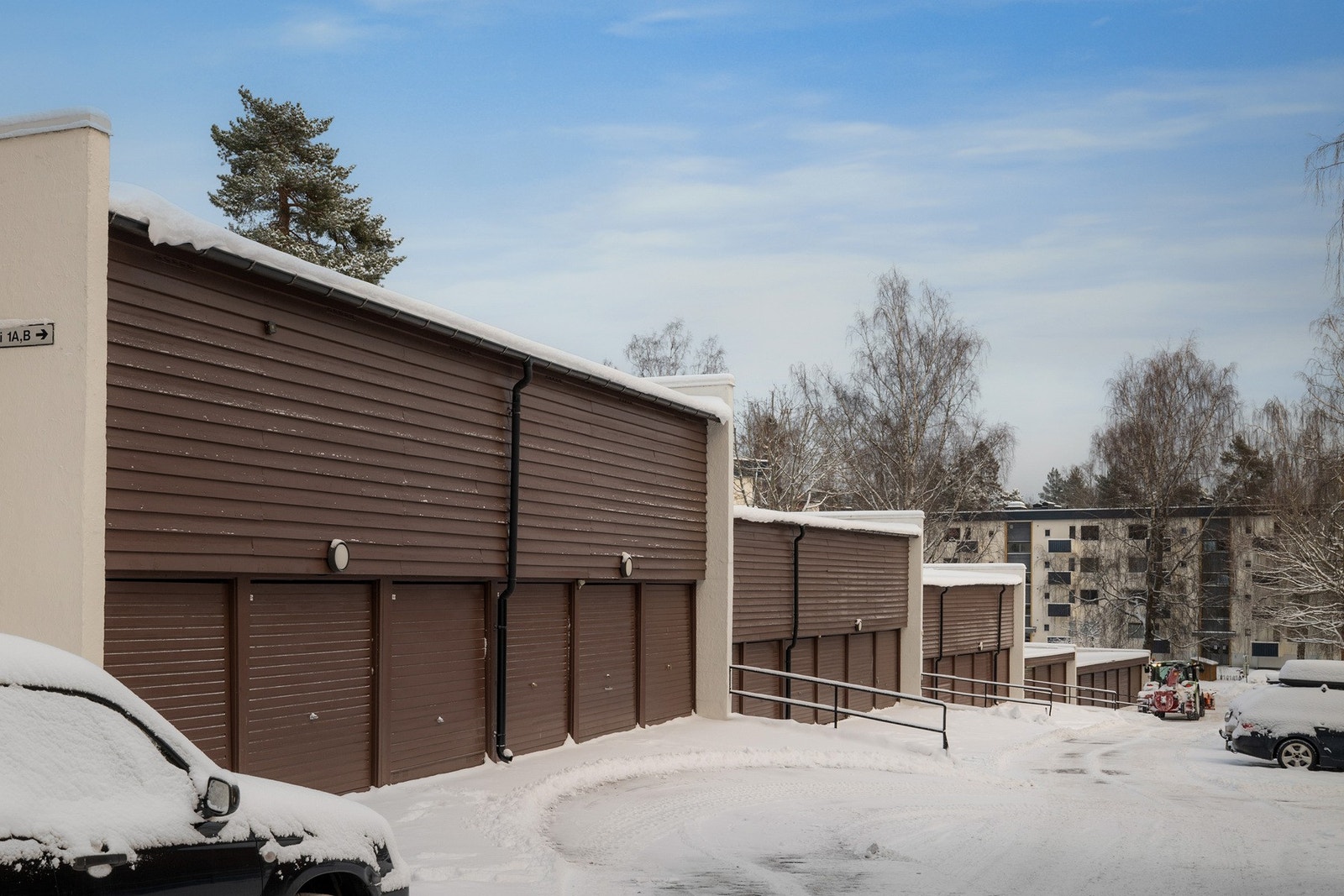 Boligen disponerer en garasjeplass med egen el-bil lader i felles rekke. Galleribilde