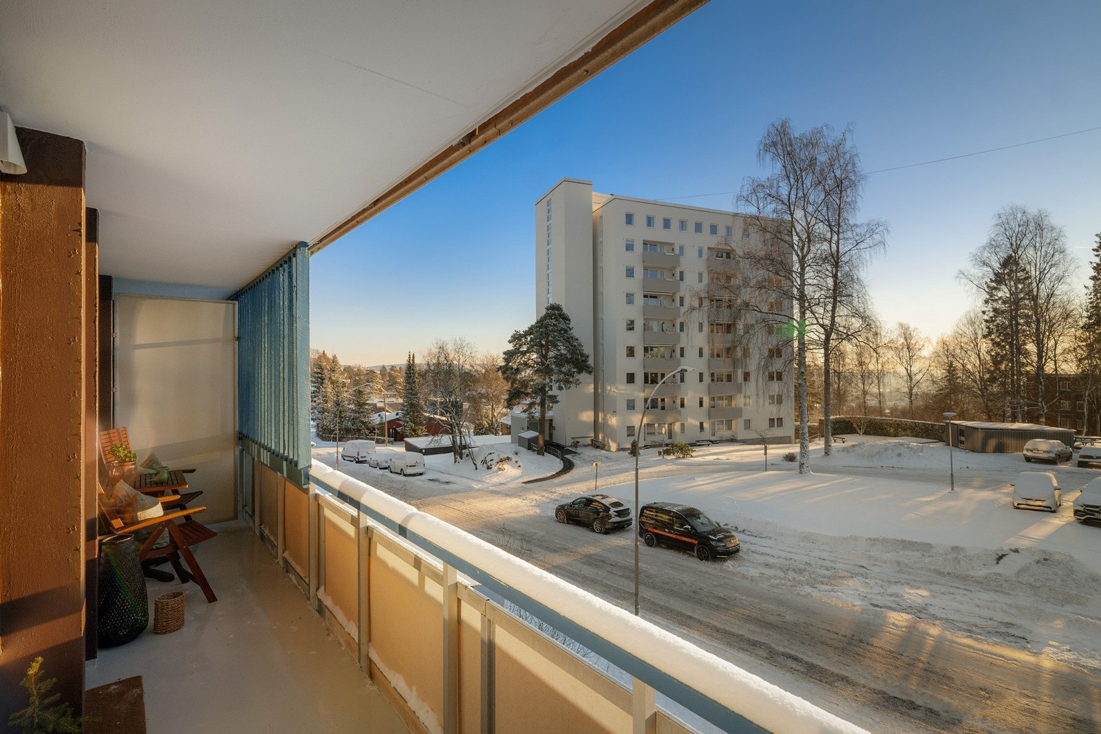 Fra stuen er det utgang til en romslig, overbygget balkong på 9 m². Galleribilde