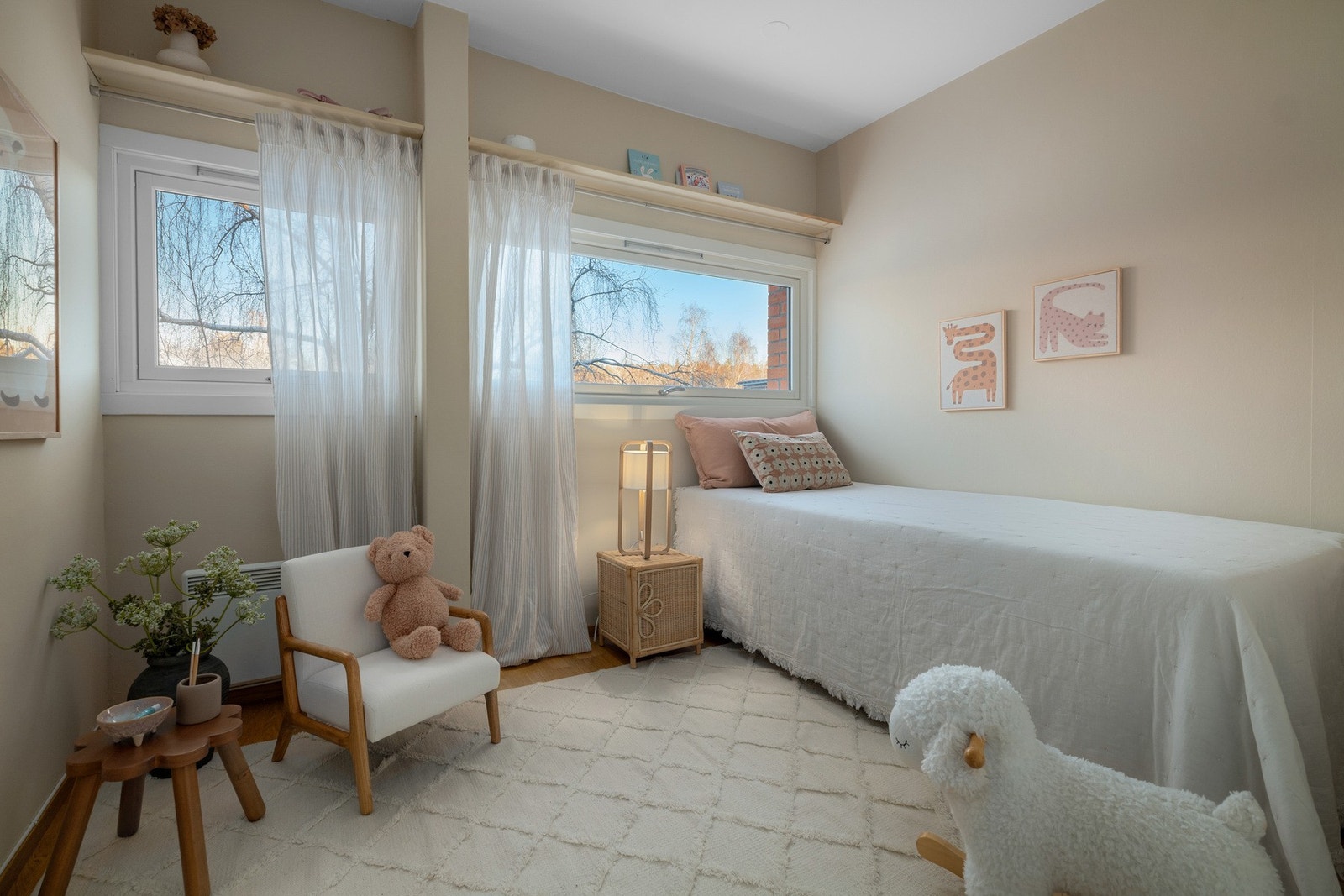 Soverom II passer perfekt som barneværelse, med god plass til både seng og lekeområde på gulvet. Galleribilde