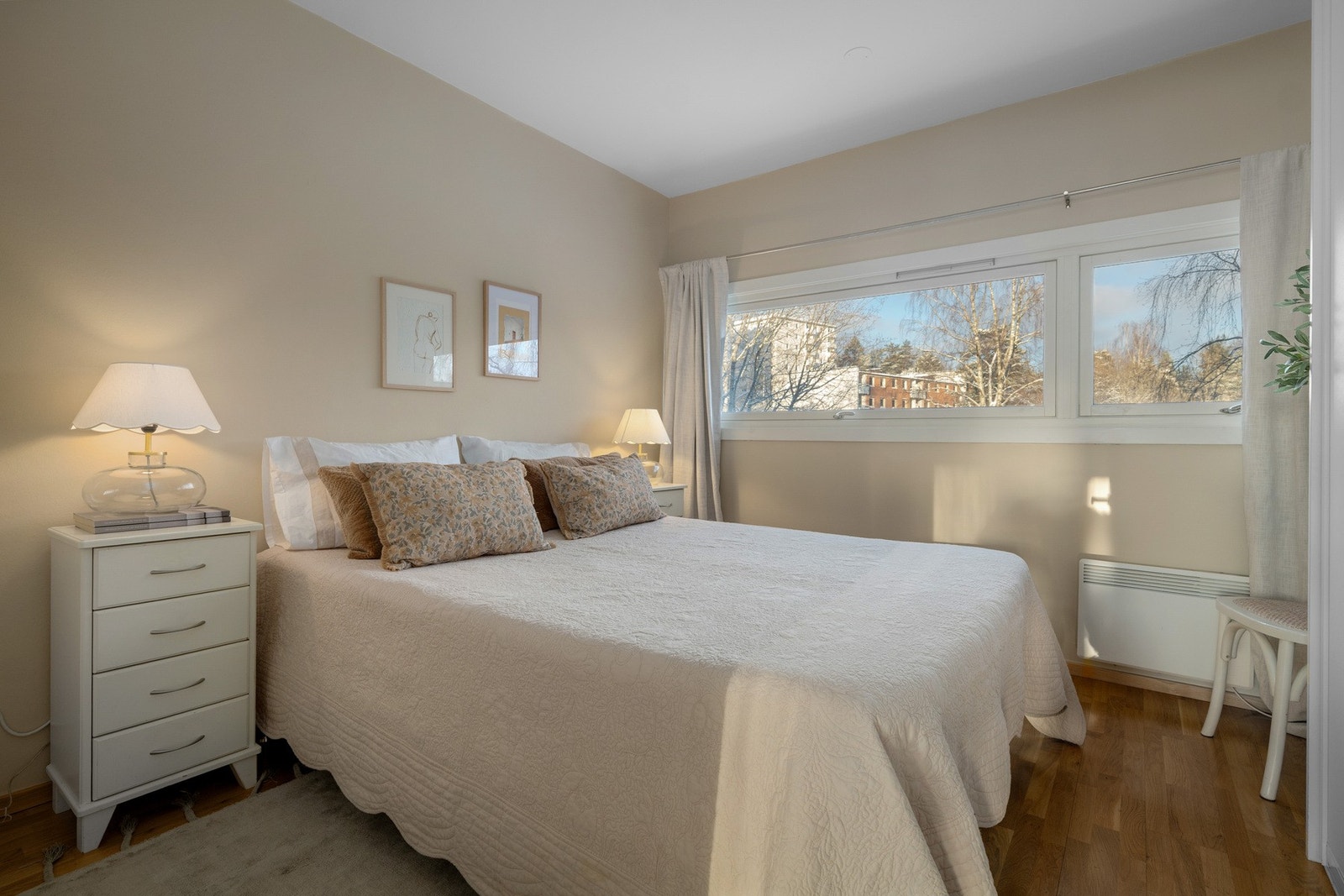 Soverom I fremstår romslig med god plass til dobbeltseng, tilhørende nattbord og ulike oppbevaringsløsninger. Galleribilde