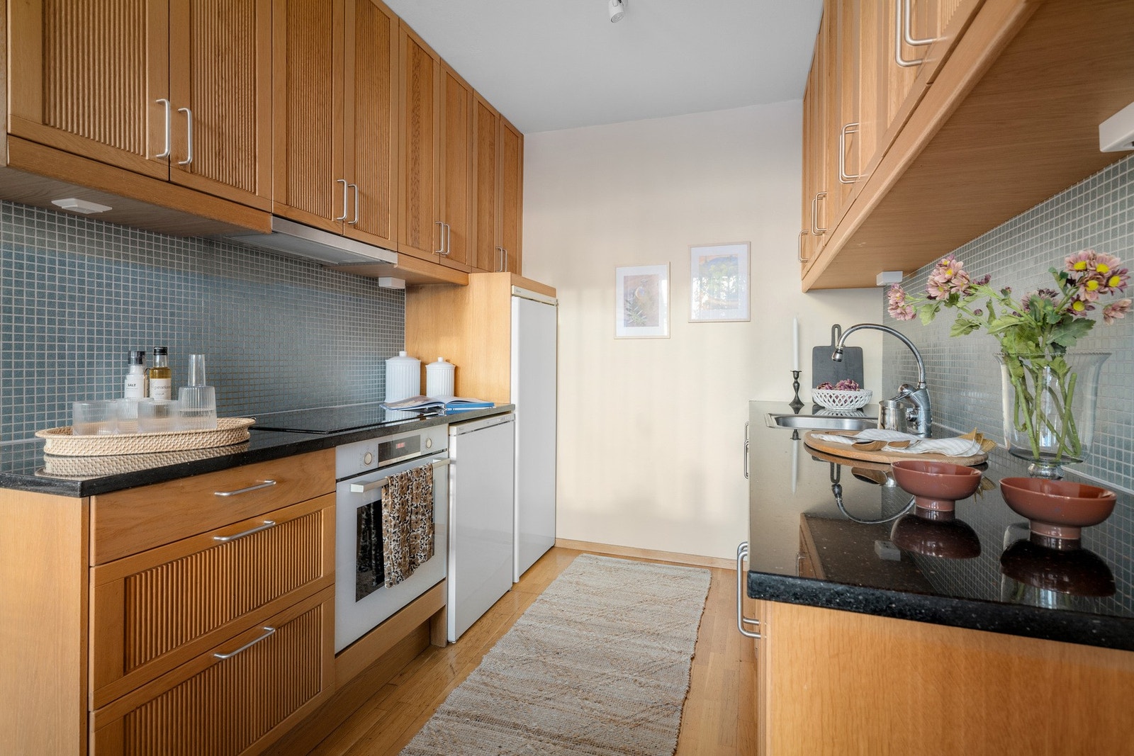 Kjøkkenet har romslige skap og god benkeplass som gjør matlagingen enkel. Oppvaskmaskin, platetopp og ovn fra 2019. Galleribilde