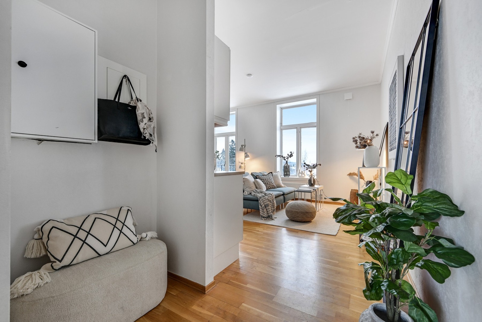 Inn til entreen med plass til yttertøyet Galleribilde