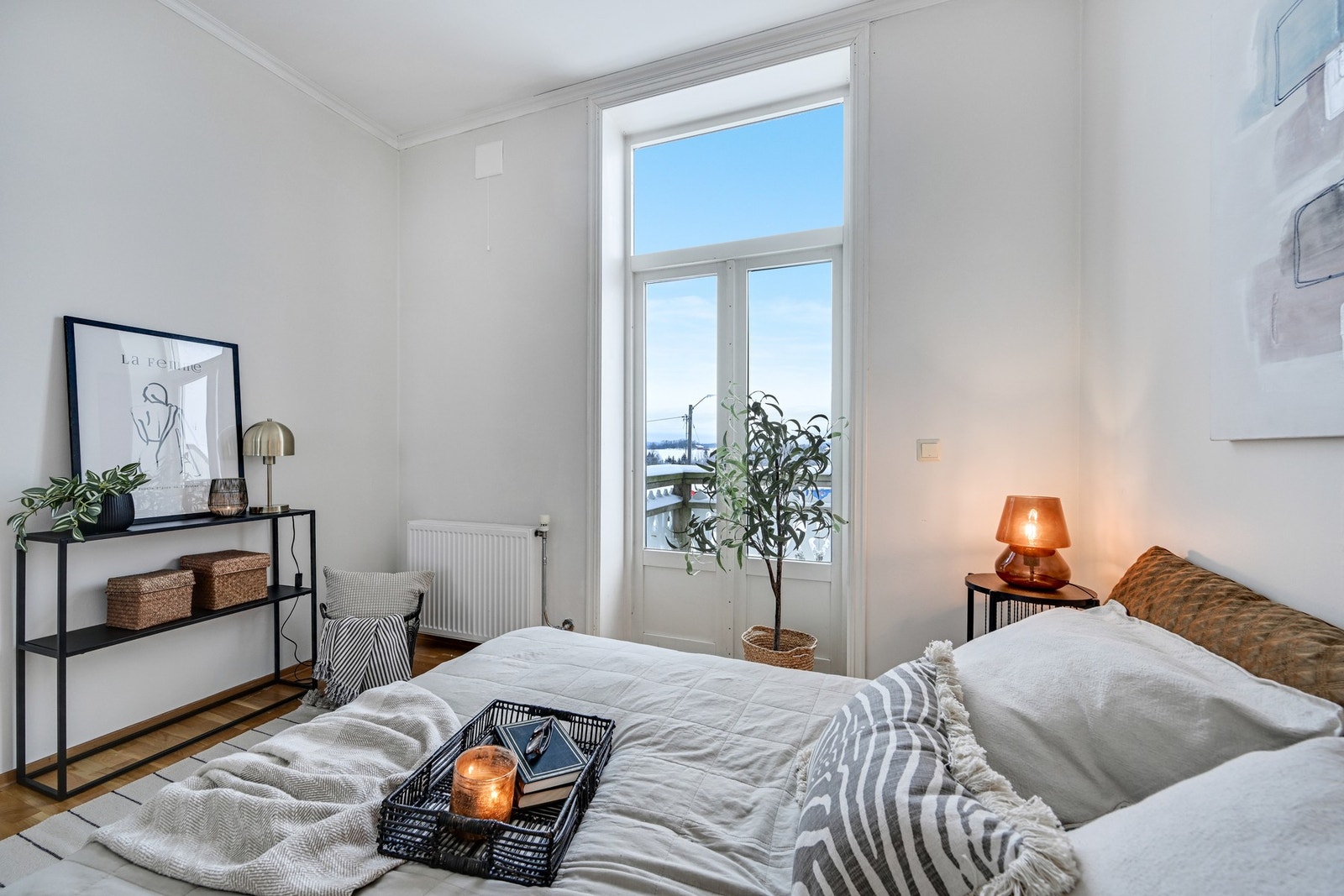 Rommet er av god størrelse med plass til stor seng Galleribilde