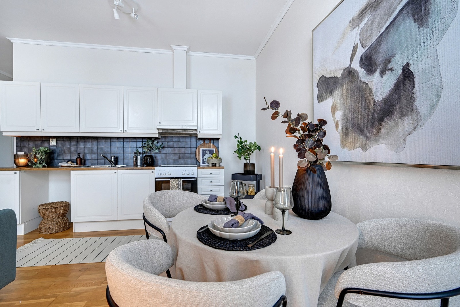 Det er åpen løsning mellom kjøkken og stue Galleribilde