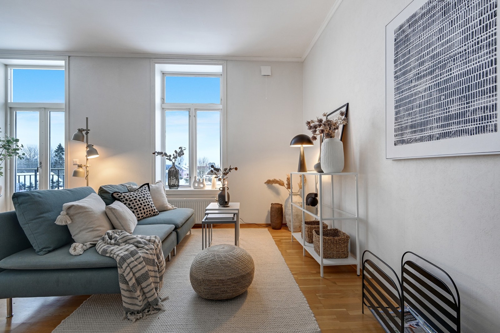 Koselig stue med takhøye vinduer Galleribilde