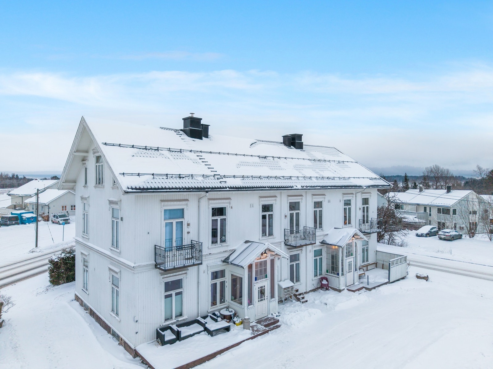 Det medfølger også parkeringsplass på sameiets tomt. Ladestolpe står klar, men ladeboks må bekostes av ny eier Galleribilde