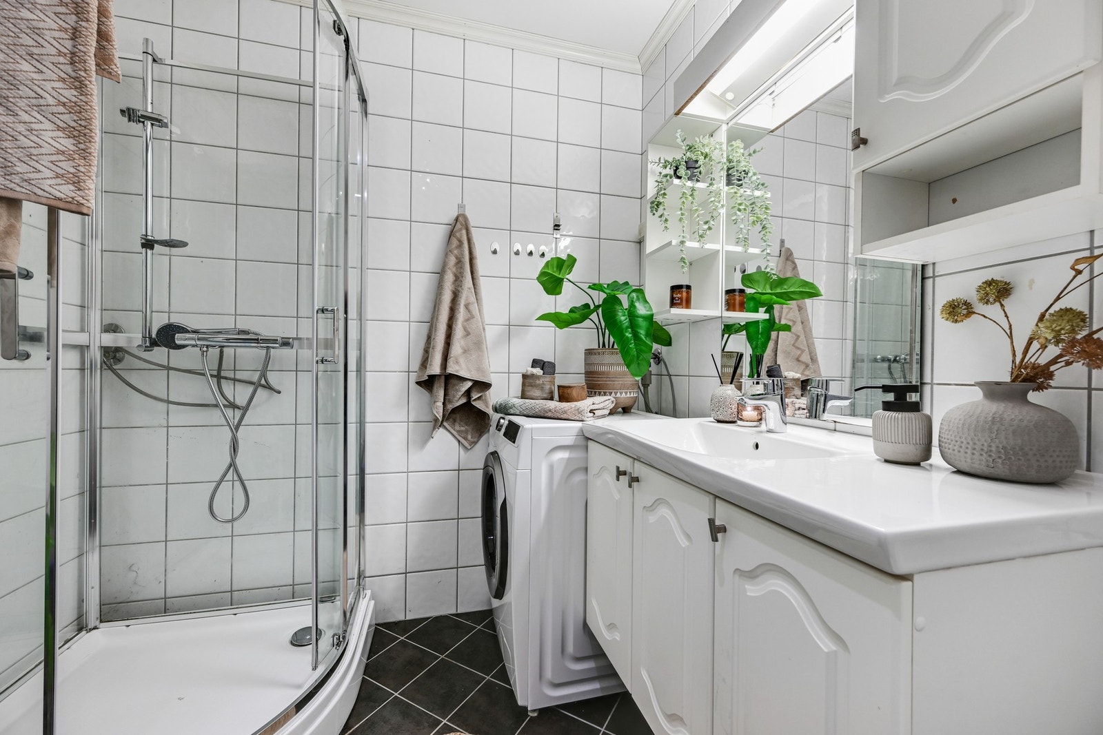 Flislagte vegger og gulv med varmekabler Galleribilde