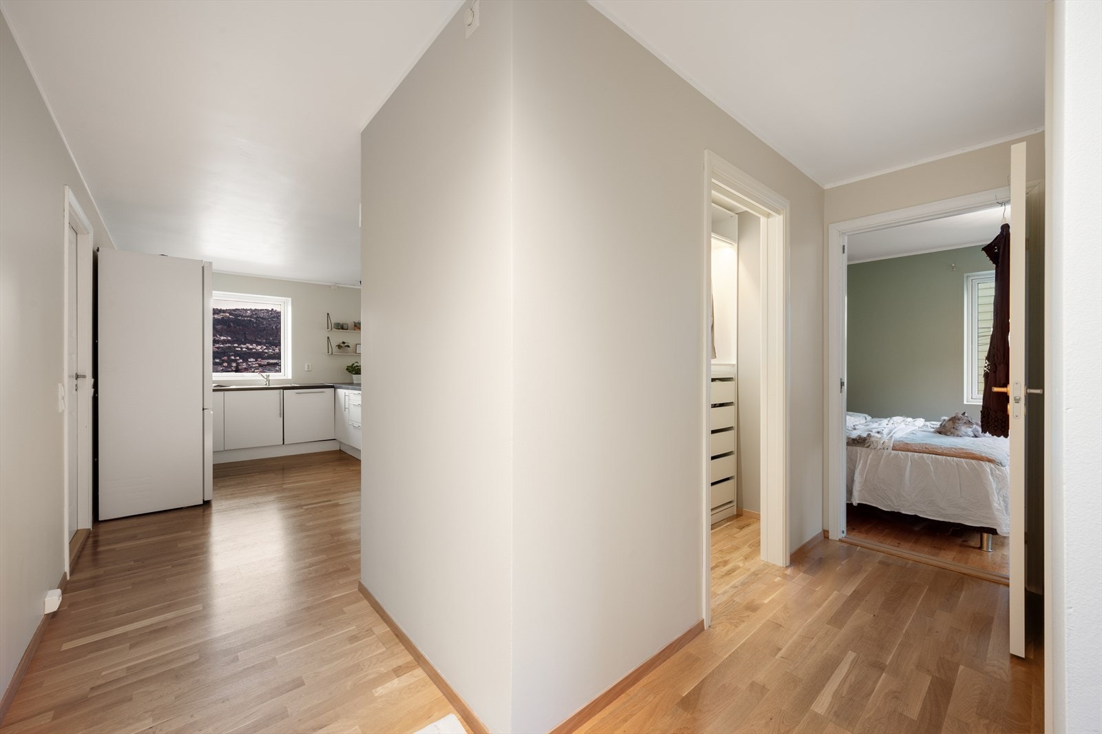 - Gjennomgående lik parkett på gulv gir en rød tråd gjennom boligen og skaper et nydelig helhetsinntrykk - Galleribilde