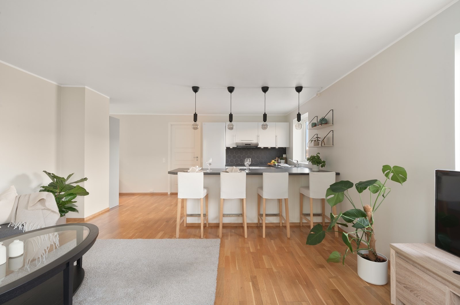 - Åpen stue/kjøkken løsning som måler hele 30,3m² - Galleribilde