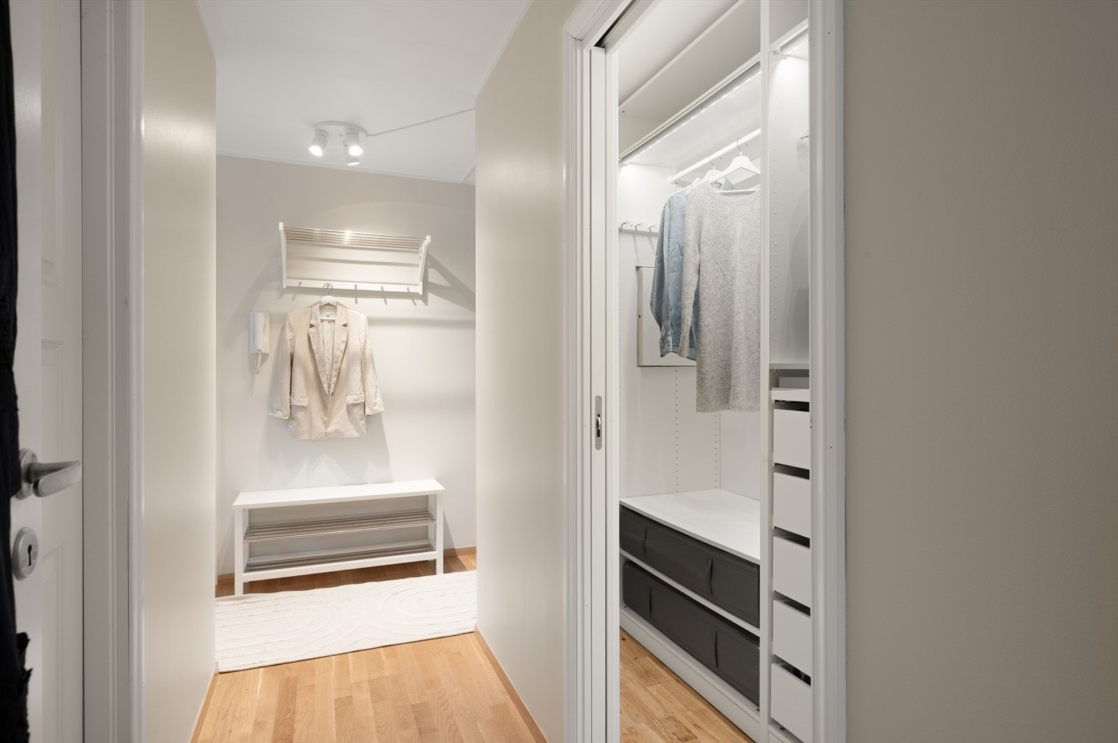 - Innebygget garderobeløsning på ca. 3m² med god plass til oppbevaring - Galleribilde