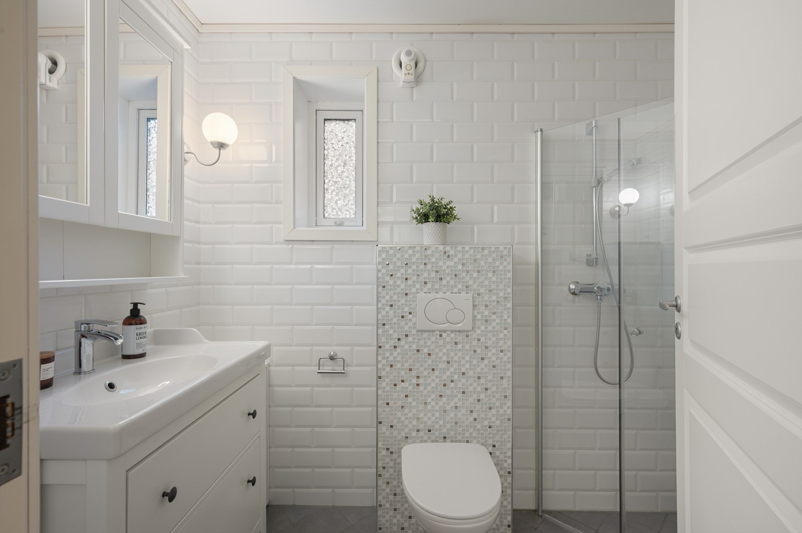 - Badet er innredet med heldekkende servant, speilskap, vegghengt toalett, dusjhjørne og opplegg til vaskemaskin - Galleribilde