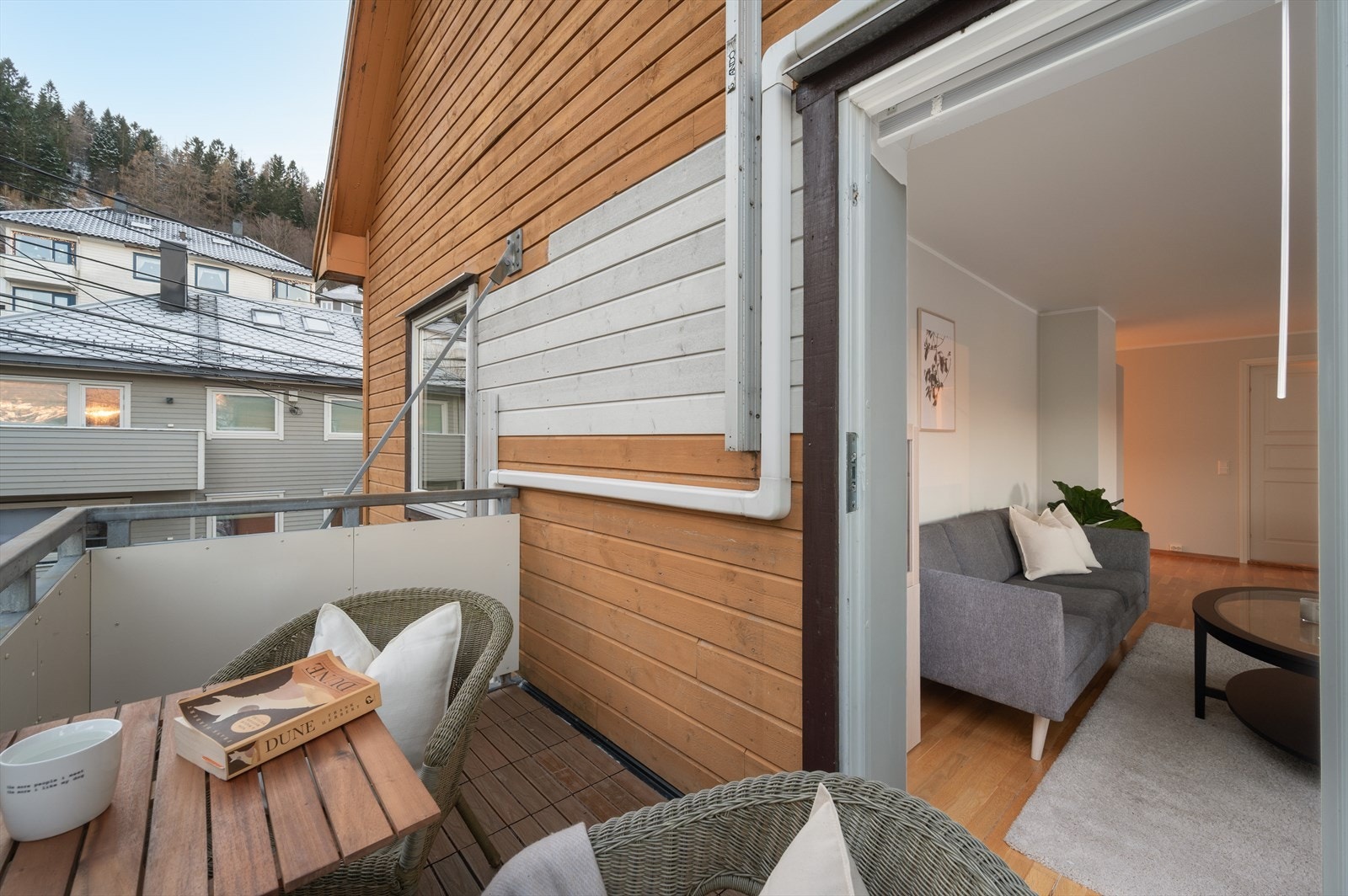 - Balkongen er fra 2009 og er oppført i stålkonstruksjon med betongdekke - Galleribilde